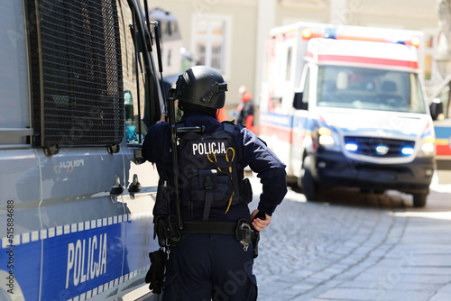 Policjant w niebieskim mundurze uzbrojony w pistolet maszynowy w czasie ćwiczeń. 