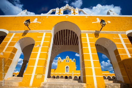 Izamal es una ciudad mexicana, cabecera del municipio del mismo nombre en el Estado de Yucatán