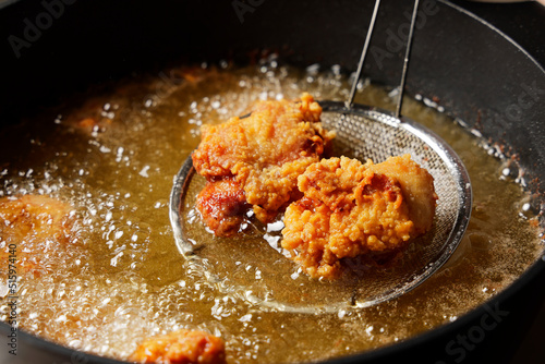 油で揚げている鳥の唐揚げ Japanese fried chicken