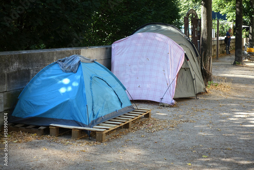 Tente de sans-abris sur le trottoir