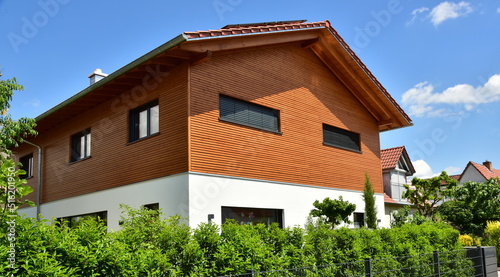Modernes Holzhaus in Ständerbauweise mit Fassadenverkleidung aus lasiertem Nadelholz, alpine Architektur