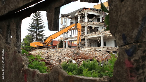 Demolition of an old building in the city center. Rozbiórka starego budynku w centrum miasta.