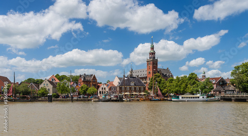 Die Hafenstadt Leer in Ostfriesland mit Alter Waage und Rathaus; Niedersachsen; Deutschland