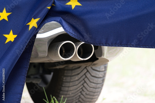 Ein Auto, Auspuff und Flagge der Europäischen Union