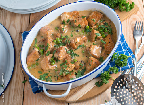 Poultry goulash with cream sauce