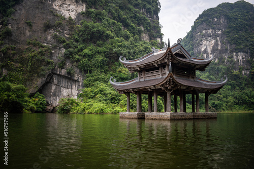 Templo budista flotante en los rios de Ninh Binh. Excursión de Trang An