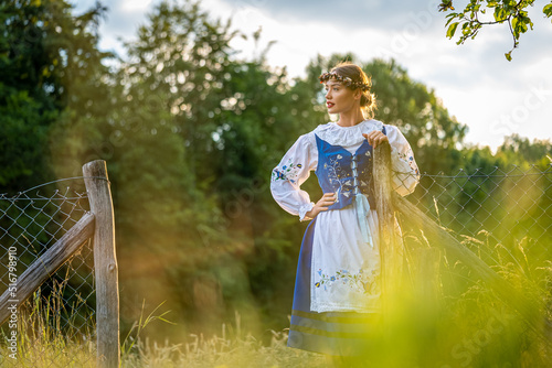 Piękna Kaszubka w stroju ludowym na Kaszubach