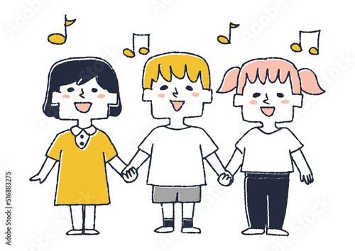 手を繋いで歌を歌う三人の子供 保育園、幼稚園で伸び伸びと過ごすこども達