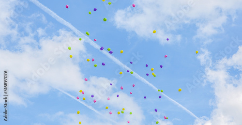 Bunte Ballons am Himmel mit Wunschkarten