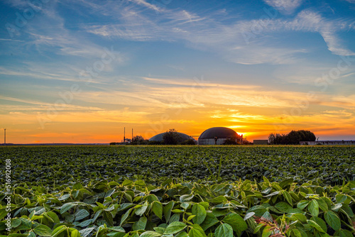 Biogasanlage vor Sonnenuntergang