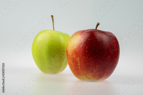 Dwa jabłka obok siebie