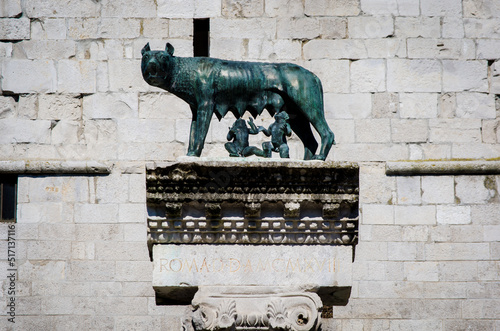 La statua della lupa che allatta Romolo e Remo, simbolo di Roma, su una colonna davanti alla basilica di Aquileia, punto di partenza della Via Postumia, cammino che parte da Aquileia e arriva a Genova