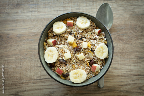 Schale Müsli mit frischer Banane und Apfelstückchen