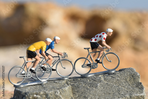 Cyclisme cycliste vélo champion Tour de France maillot jaune pois montagne grimpeur 