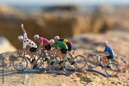 Cyclisme cycliste vélo champion Tour de France maillot à pois montagne 