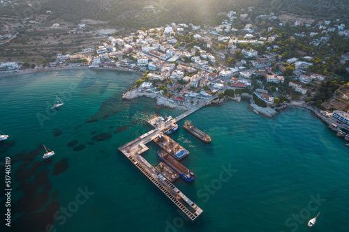 Wyspa Aegina w Grecji, widok z góry z drona. Widok na piekne morze śródziemne.