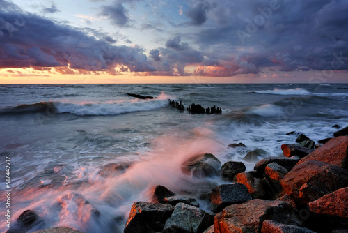 Zachód słońca nad kamienistym wybrzeżem Morza Bałtyckiego