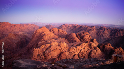 Przed wschodem słońca na górze Horeb. Egipt 2020. Widok z góry Synaj. Poszarpany nagi masyw górski z szaroczerwonego granitu