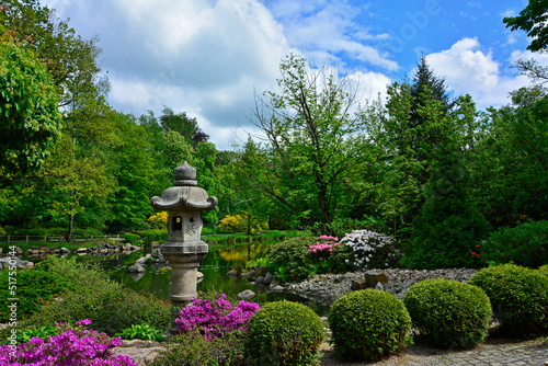 ogród japoński nad wodą, japońska latarenka kamienna, designer garden