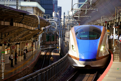 東京駅に入線する上越・北陸新幹線E7系