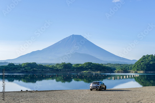 精進湖からの富士山とシルバーのSUV