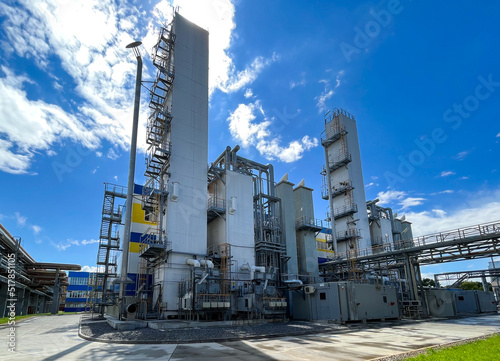 Production of oxygen and nitrogen from the air. Appearance of the distillation column and the main heat exchanger for air separation