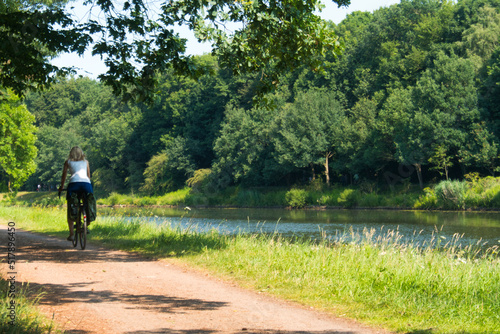 Fahrradfahrerin am Dortmund-Ems- Kanal in Meppen 