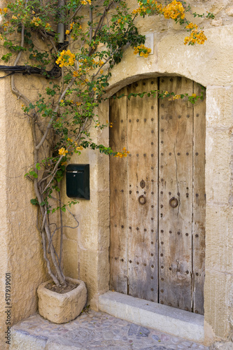 Stare zdobione drzwi w Valldemossa Majorka Hiszpania