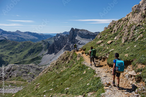 montañeros ascendiendo la cima de La mesa de los Tres Reyes , 2442m., Huesca, Aragón, Spain, Europe