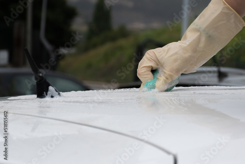 mano limpiando el techo del coche