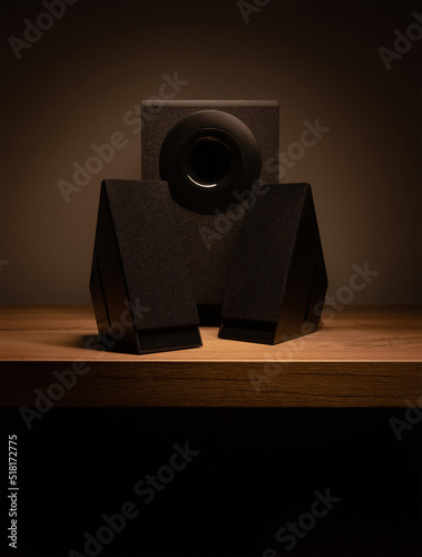 Zdjęcie produktowe czarnych głośników na blacie.