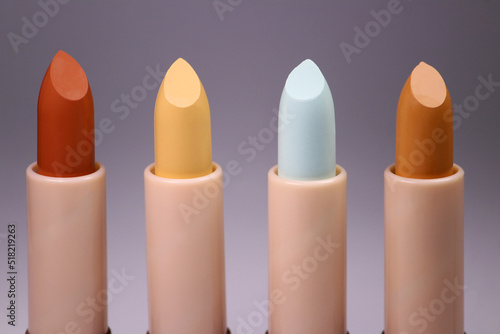 objetos para maquillar, labiales de distintos colores.objects to make up, lipsticks of different colors