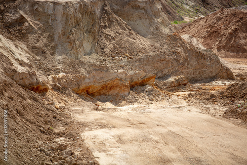 Wyrobisko kopalni piasku z widocznymi warstwami złóż