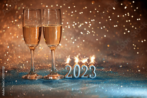 2023 Nowy Rok. Kartka z życzeniami szczęśliwego nowego roku 2023. kieliszki do szampana na brokatowy tle, new year