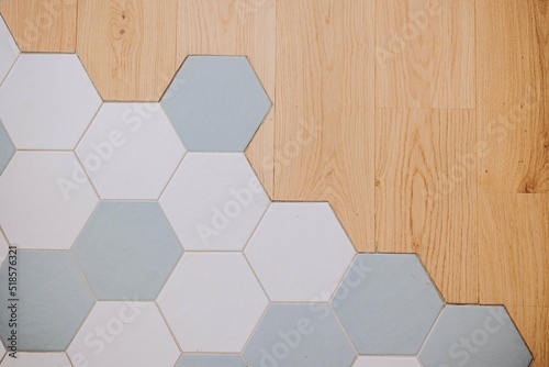 plancher parquet bois et carreaux hexagonaux