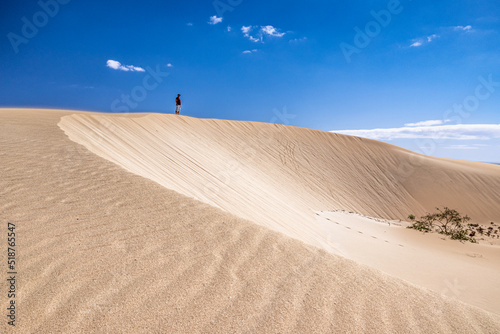 Mann auf einer Düne bei Corralejo, Fuerteventura