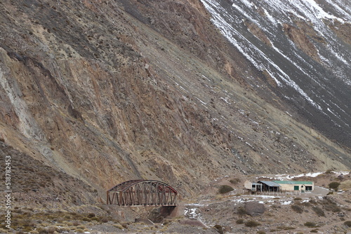 Puente y estacion de tren en alta montaña en la cordillera de los Andes