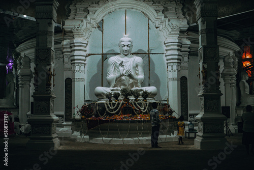 Piękny pomnik Buddy w świątyni, podróż po Azji, Sri Lanka. 