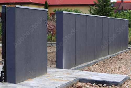 Concrete fence and the entrance to the new house made of cobblestones. Ogrodzenie betonowe oraz wejście do nowego domu wykonane z kostki brukowej.