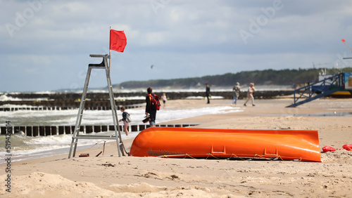 Czerwona flaga na plaży oznacza zakaz kąpieli bo sztorm