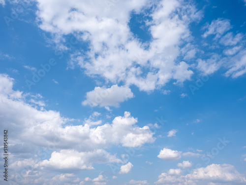 une matière de ciel bleu avec des nuages blanc en été