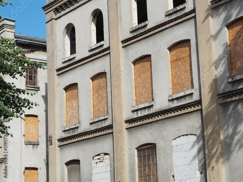 Zniszczony dom z oknami zabezpieczone deskami