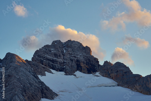 der berühmte niedere Dachstein mit Gletscherspalte im Aufschwung, Österreich