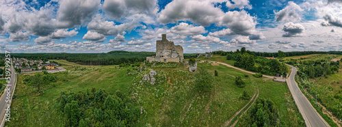 ruiny zamku w Mirowie na Śląsku w Polsce, panorama latem z lotu ptaka.