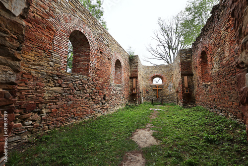Krywe to dawna wioska w samym sercu Bieszczad z której zachowały się tylko ruiny i łąki . Ruiny Cerkiewi św. Paraskewy w Krywem 