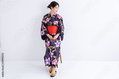 浴衣を着て椅子に腰掛ける女性 Japan 