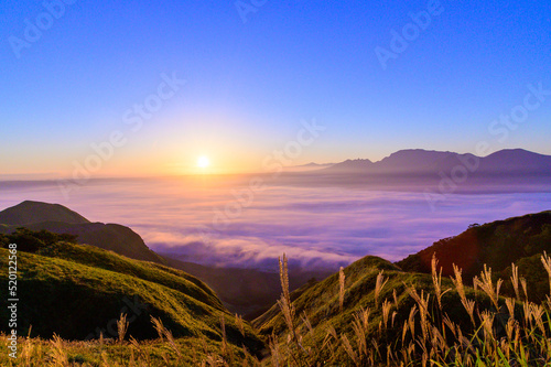 最高に美しい絶景自然風景 The most beautiful natural scenery (Mt. Aso background) 「日の出・雲海・朝焼け光芒」 "Sunrise, sea of clouds, sunrise light" 日本(秋) Japan (Autumn) 九州・熊本県阿蘇市 Aso City, Kumamoto Prefecture, Kyushu