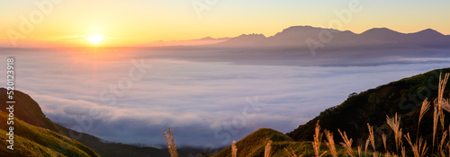 最高に美しい絶景自然風景(阿蘇山背景) The most beautiful natural scenery (Mt. Aso background) 「日の出・雲海・朝焼け光芒」 "Sunrise, sea of clouds, sunrise light" 日本(秋) Japan (Autumn) 九州・熊本県阿蘇市 Aso City, Kumamoto Prefecture, Kyushu