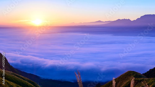 最高に美しい絶景自然風景(阿蘇山背景) The most beautiful natural scenery (Mt. Aso background) 「日の出・雲海・朝焼け光芒」 "Sunrise, sea of clouds, sunrise light" 日本(秋) Japan (Autumn) 九州・熊本県阿蘇市 Aso City, Kumamoto Prefecture, Kyushu