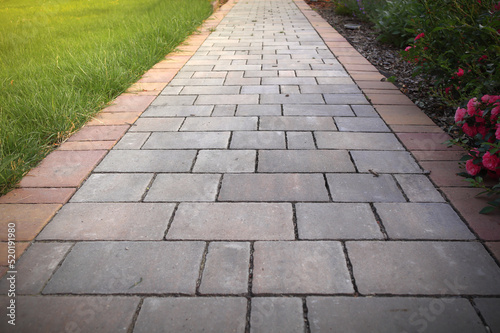 There is a paved walkway in the garden. W ogrodzie znajduje się brukowany chodnik.